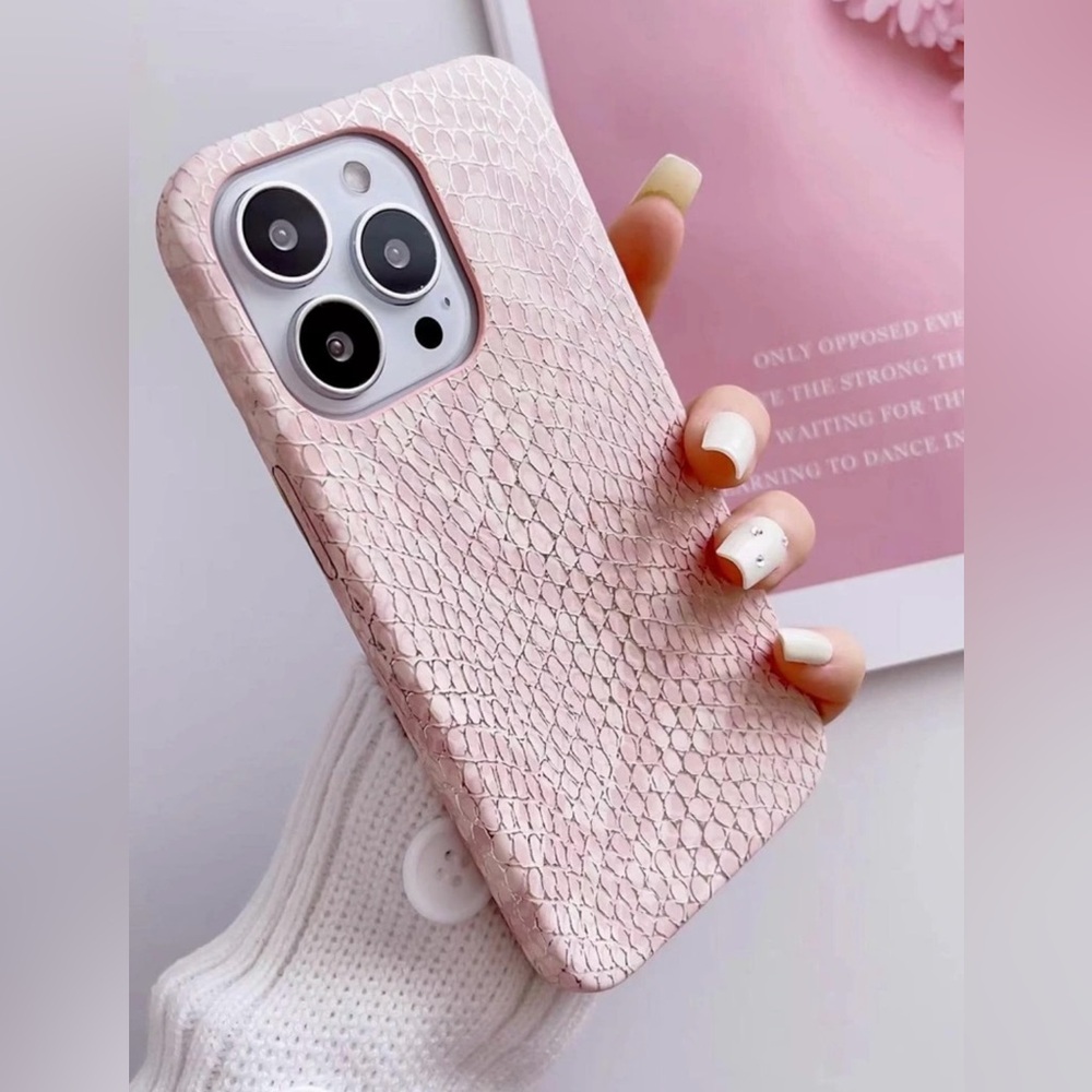 Apple iPhone 15 Plus / 15 Pro Max Phone Case Pink PU Leather Snakeskin Print - Picture 2 of 3